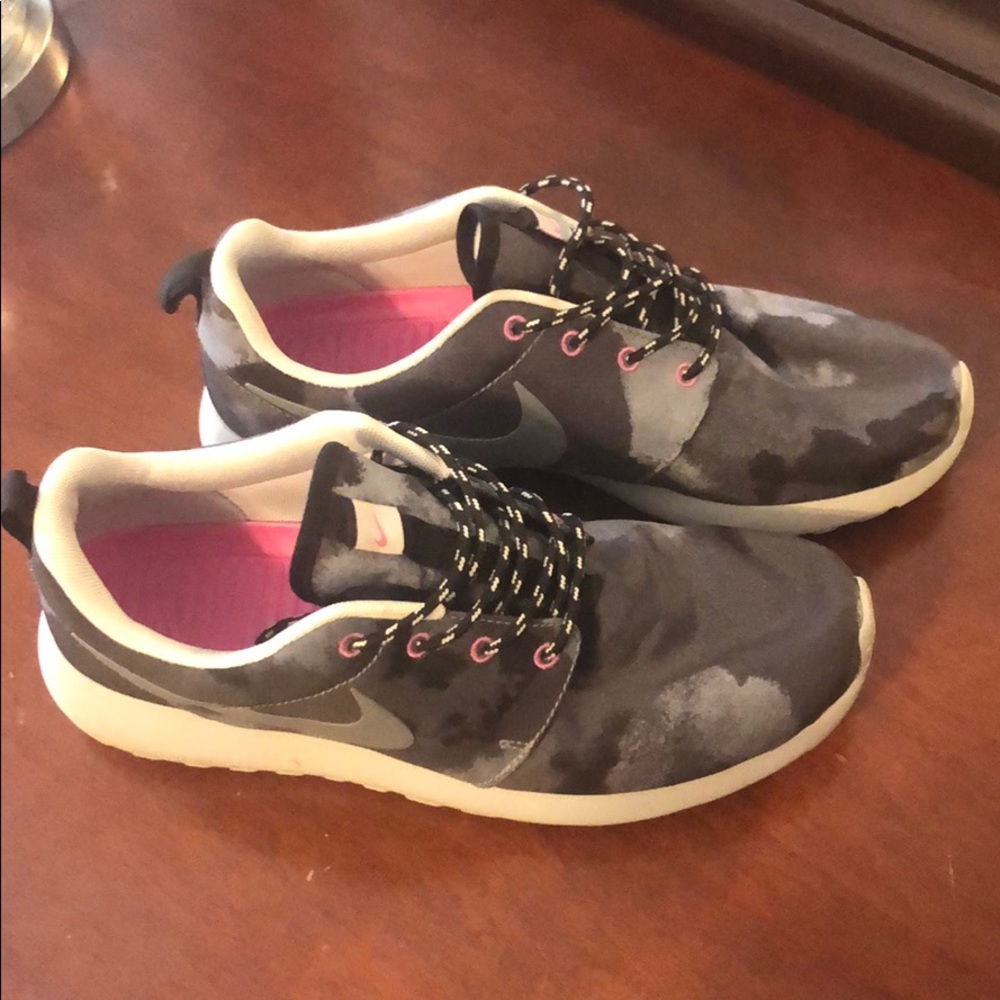 Nike Roshe Sneakers